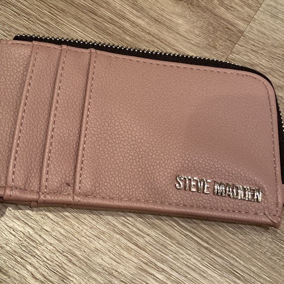 NWOT Steve Madden Mauve Zip Around Wristlet - Picture 3 of 5